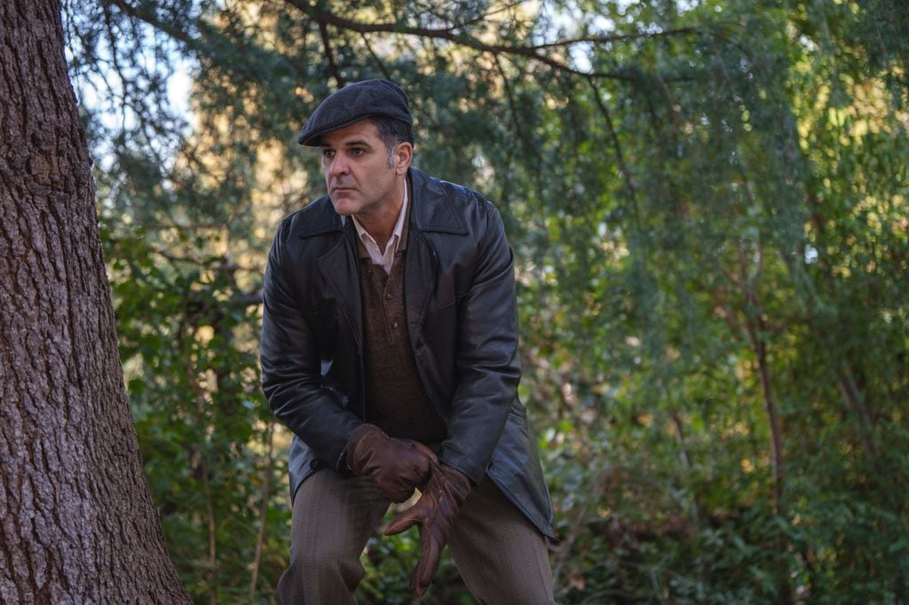 Álvaro es un hombre sin prejuicios que trata de salir adelante junto a Beatriz con pequeñas estafas