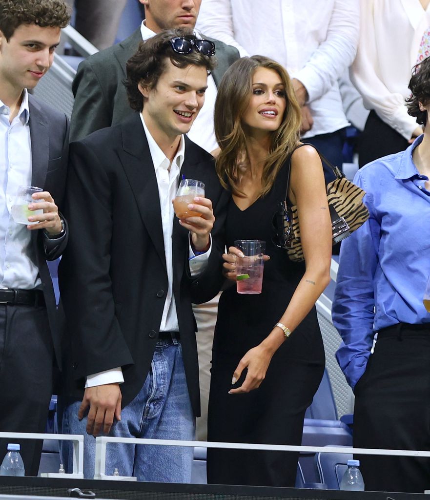 Kaia Gerber y Homer Gere, compañeros en la serie 'The Shards,' coincidieron en las gradas décadas después del mediático matrimonio de sus padres, Cindy Crawford y Richard Gere