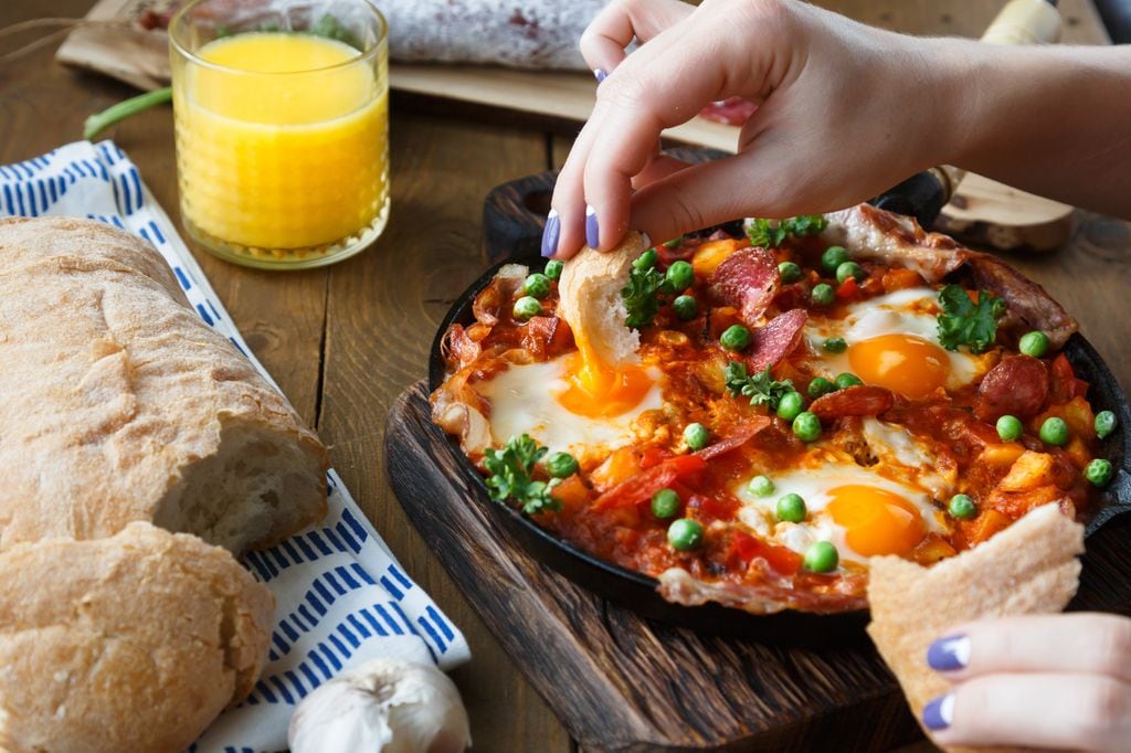 Para disfrutar al máximo de unos buenos huevos a la flamenca, necesitas pan para mojar ¡y no dejar ni las migas!