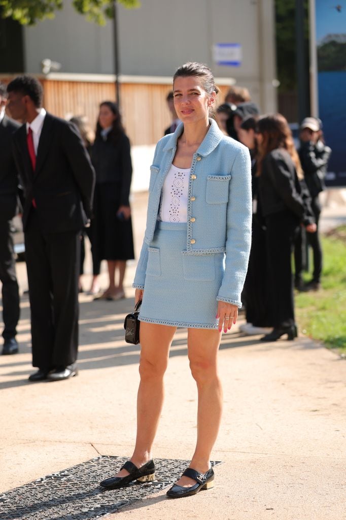 Carlota Casiraghi, radiante en la Alta Costura de Chanel con un look clásico de minifalda y bailarinas