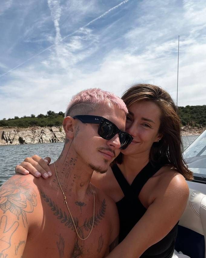 Jonan Wiergo y Adara Molinero en un barco estas vacaciones