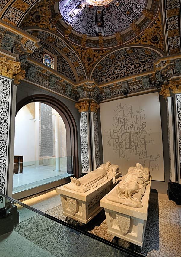 A comienzos del siglo XVIII empezaron a llegar curiosos para visitar los restos y estos fueron trasladados a un anexo de la iglesia de San Pedro, colocándolos esta vez en un panteón ©Fundación Amantes de Teruel 
