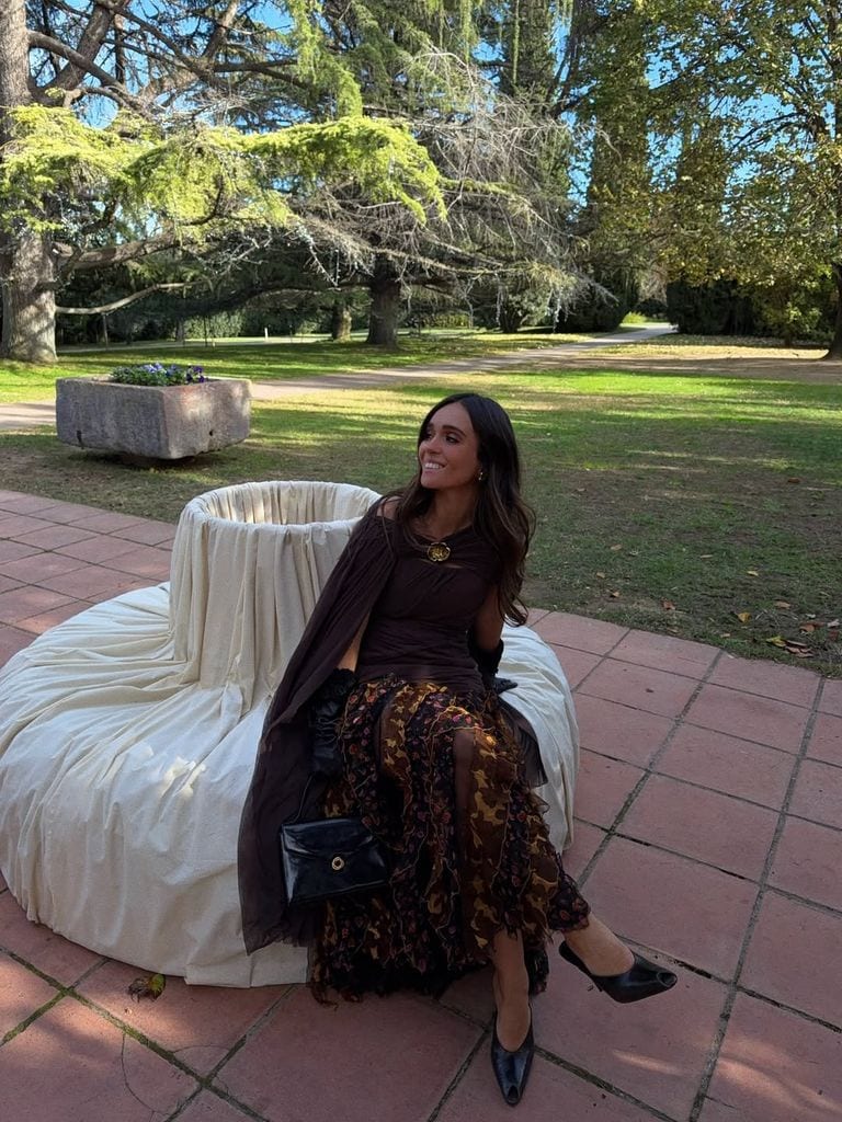 7 looks de invitada marrón de invierno 2025