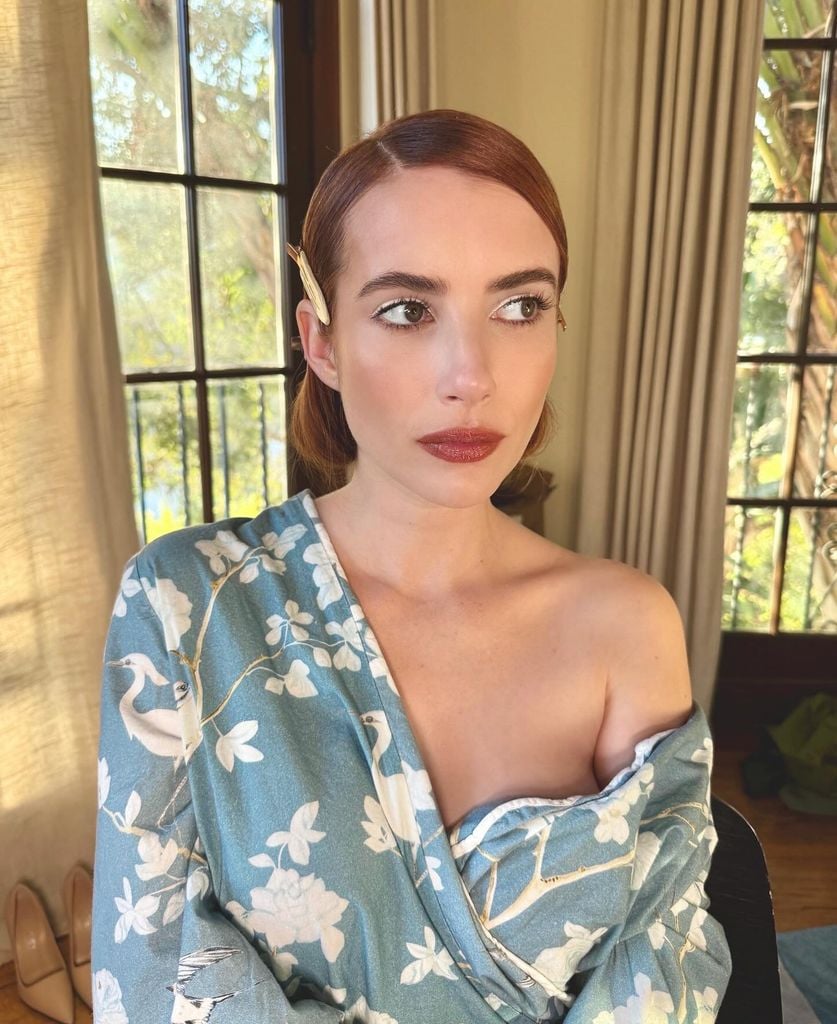 Emma Roberts con un falso bob y bata de seda antes de ir a la gala LACMA Art + Film 2025
