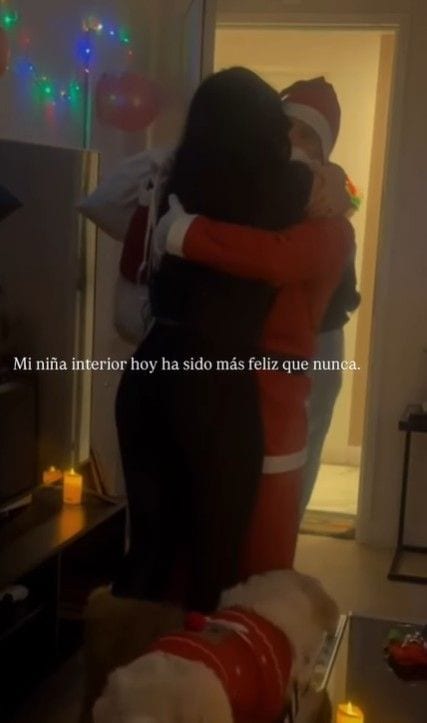 Padre e hija se funden en un emocionante abrazo