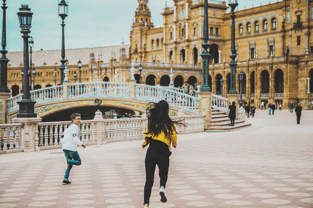 Niños corriendo por la Plaza de España de Sevilla 