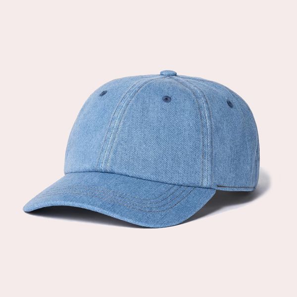 La gorra vaquera de Uniqlo x JW Anderson que protege tu rostro del sol