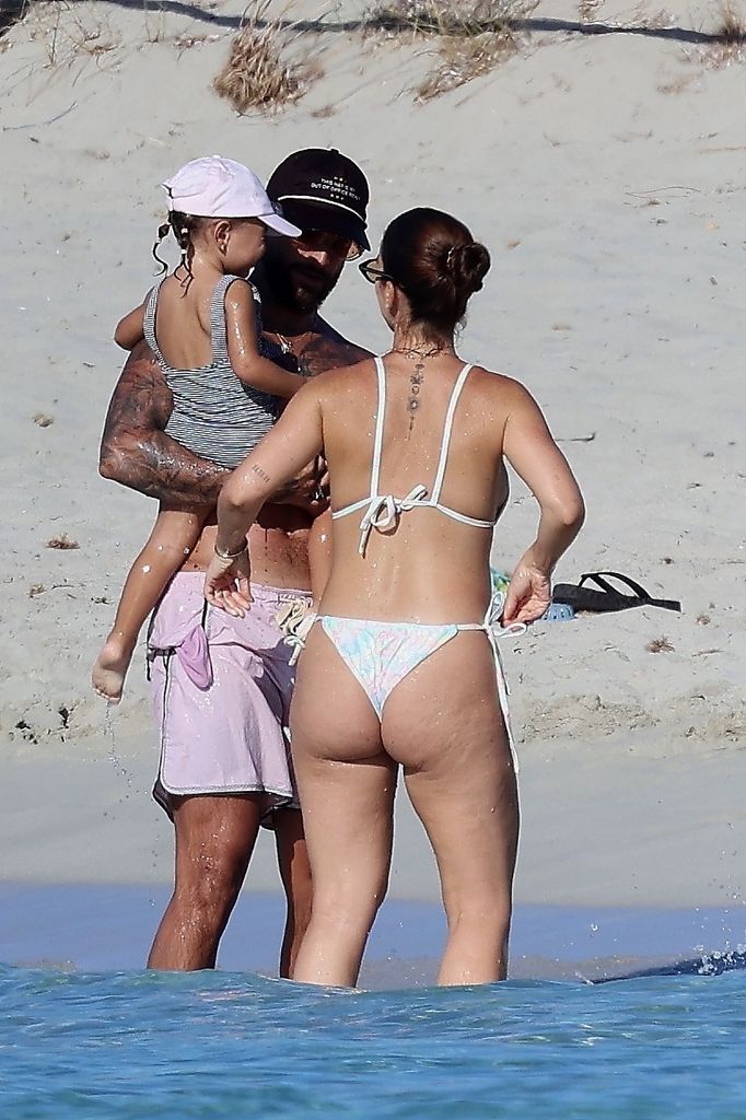 Maluma fue visto disfrutando del sol en Formentera, España, con su familia.