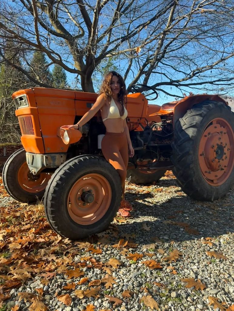 Adria Arjona incluso le puso nombre al tractor, lo llamó 'FIFI'.
