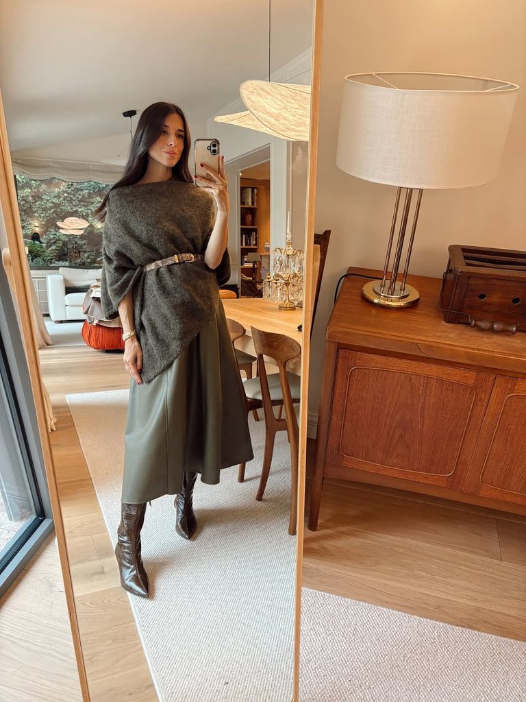 Los looks premamá de Laura Corsini con falda midi que puedes llevar con botas en otoño estés o no embarazada
