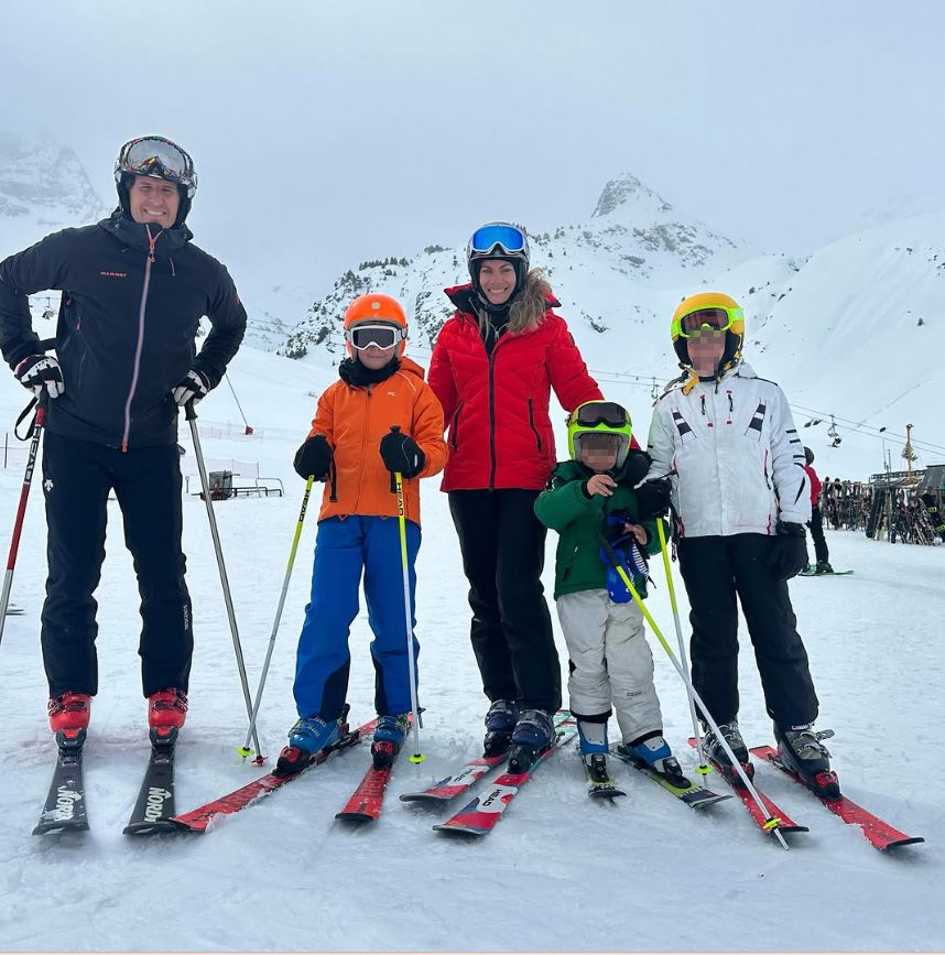 Carla y su marido con sus 3 hijos esquiando el año pasado