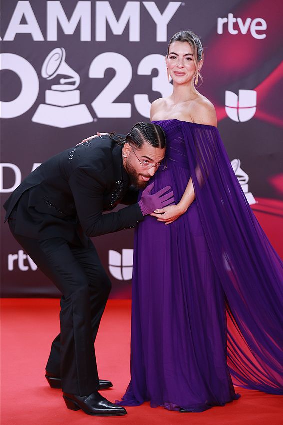 Maluma y su novia Susana posan por primera vez juntos y presumiendo de embarazo en los Grammy Latinos 2023