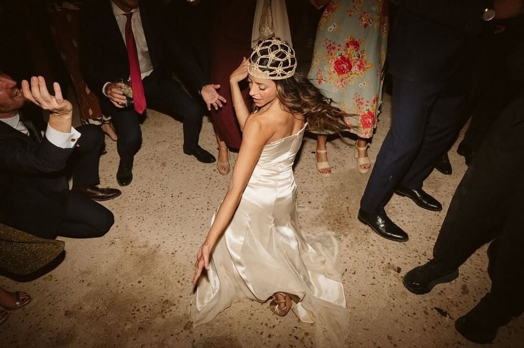 Gabriela con vestido de Carmen García Studio y tocado casquete de Pardo Hats
