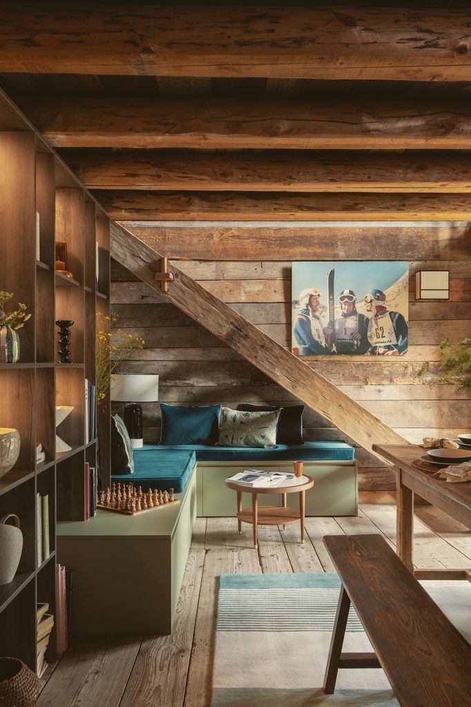 Escalera con mueble con almacenaje debajo. 