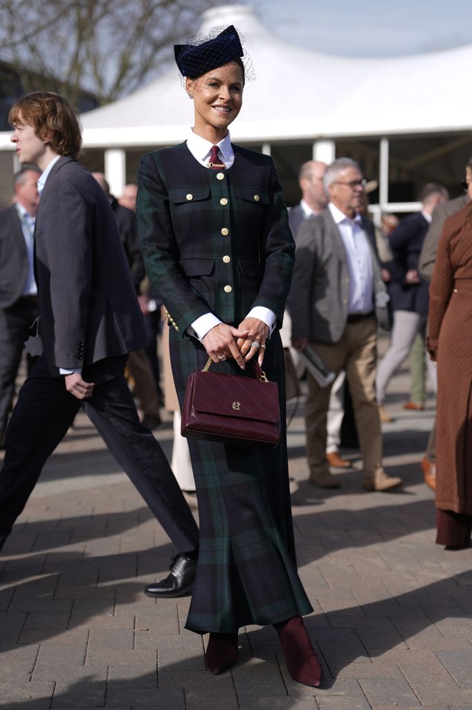 Jade Holland Cooper estrena tres looks de su propia firma en el Festival de Cheltenham 2026