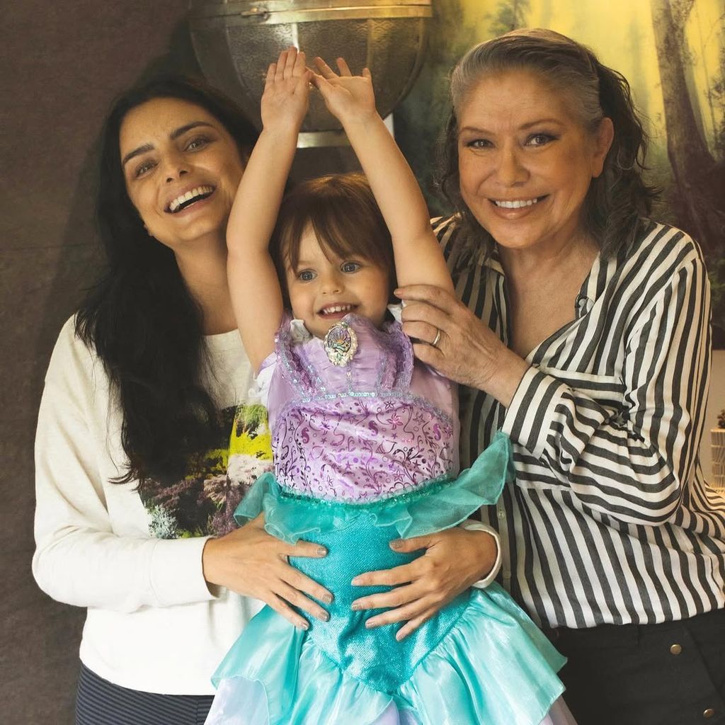 Aislinn Derbez compartió esta linda foto junto a su mamá y su hija, Kailani