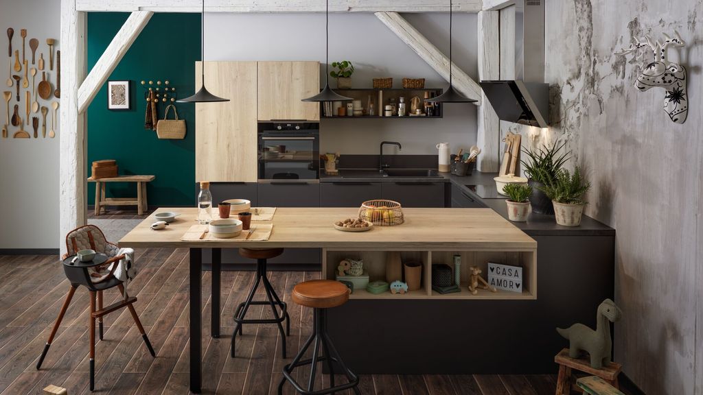 Cocina moderna con península y barra