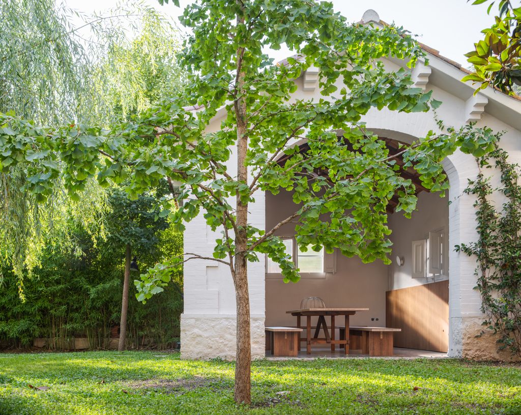 En esta casa en Banyoles (Girona) el jardín es el auténtico protagonista