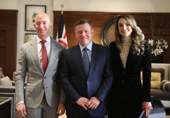 Jeff Bezos, Abdalá y Rania de Jordania en noviembre de 2016 en una reunión en Palacio 