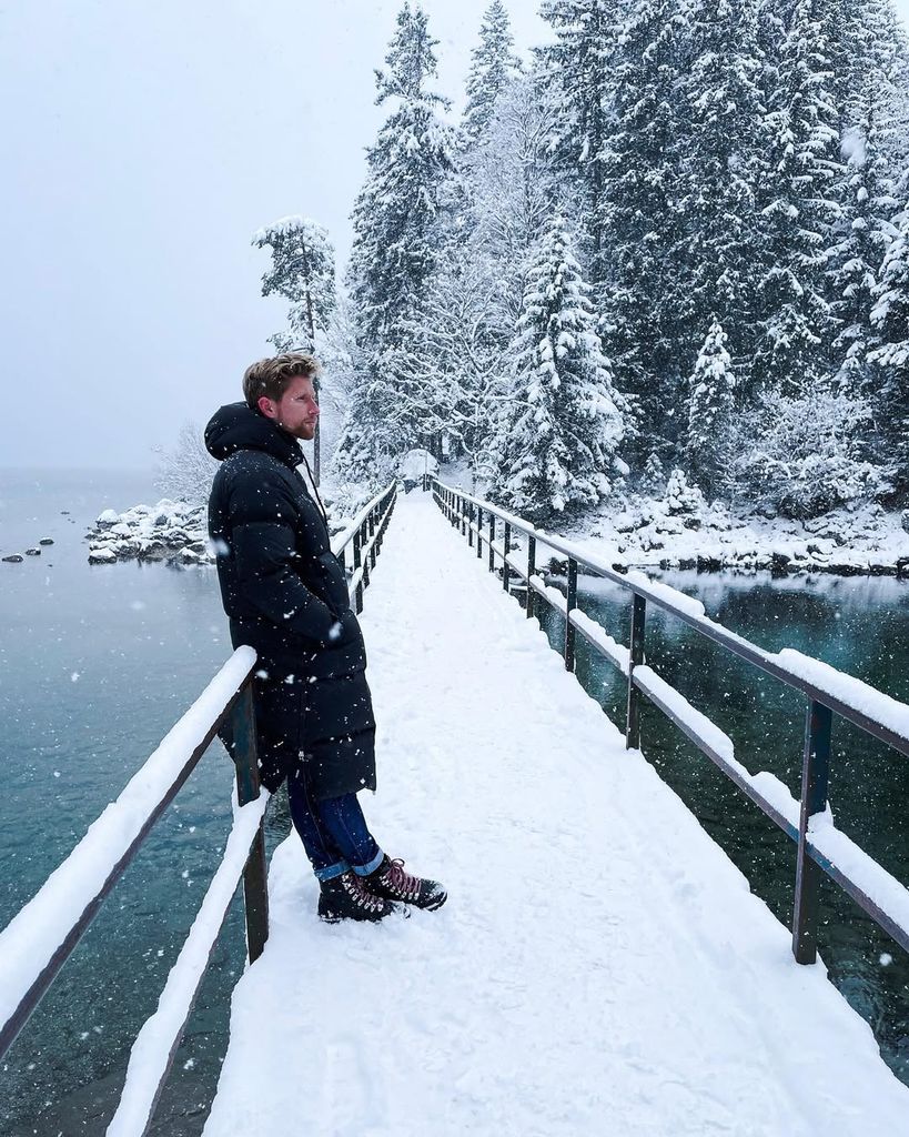 Sebastian Hertner en el lago nevado Eibsee en Alemania
