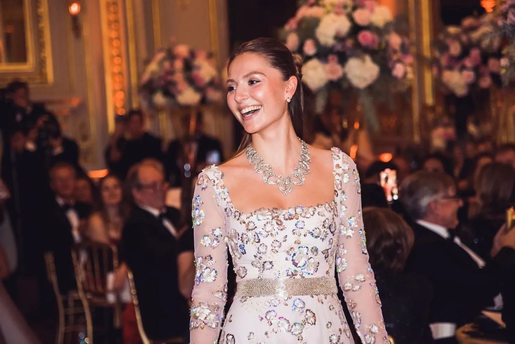 Hélène d'Orleans en Le Bal, el Baile de Debutantes, 2022, París.