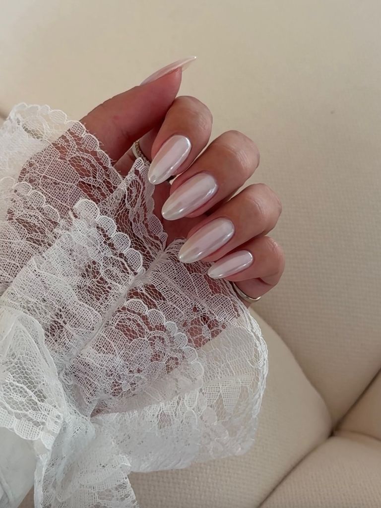 Lo ideal es que las uñas estén en sintonía con el vestido y el resto del arreglo.