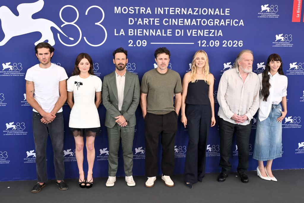 Indiana Affleck, el hijo de Casey Affleck, junto al resto del reparto, Emily Alyn Lind, Scoot McNairy, Casey Affleck, Adelaide Clemens, Nick Nolte y Caylee Cowan, novia del cineasta, en Venecia
