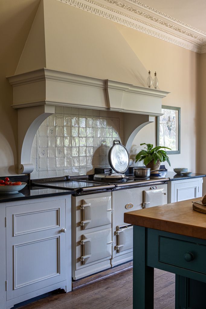 Cocina campestre con campana de obra. Marlborough Tiles