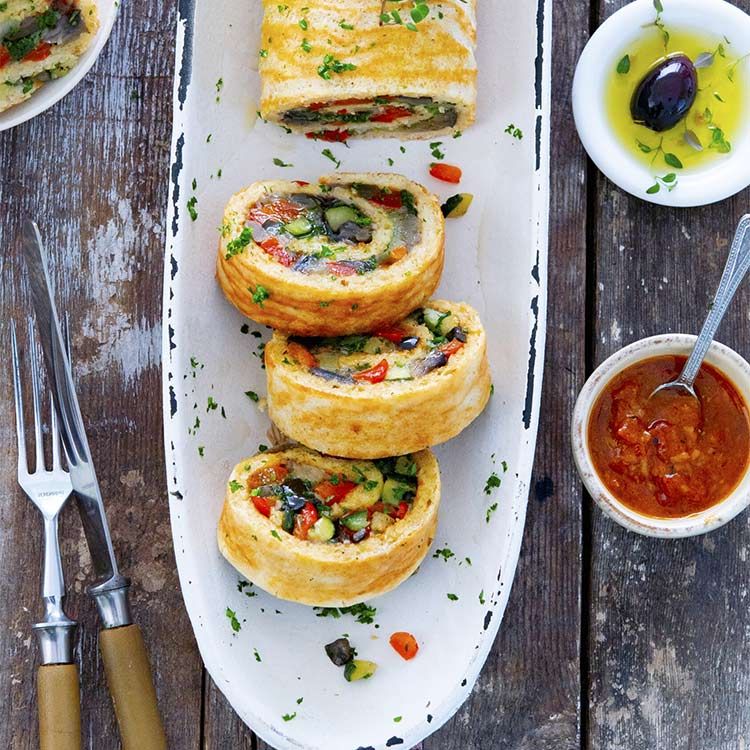 'Roulade' de tortilla con vegetales y salsa de tomate
