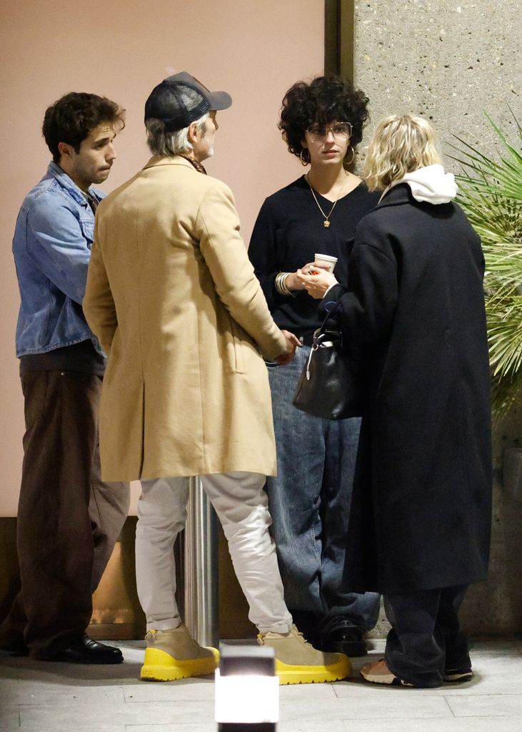 Ernesto Alterio con su hija y otros allegados en el tanatorio de Héctor Alterio