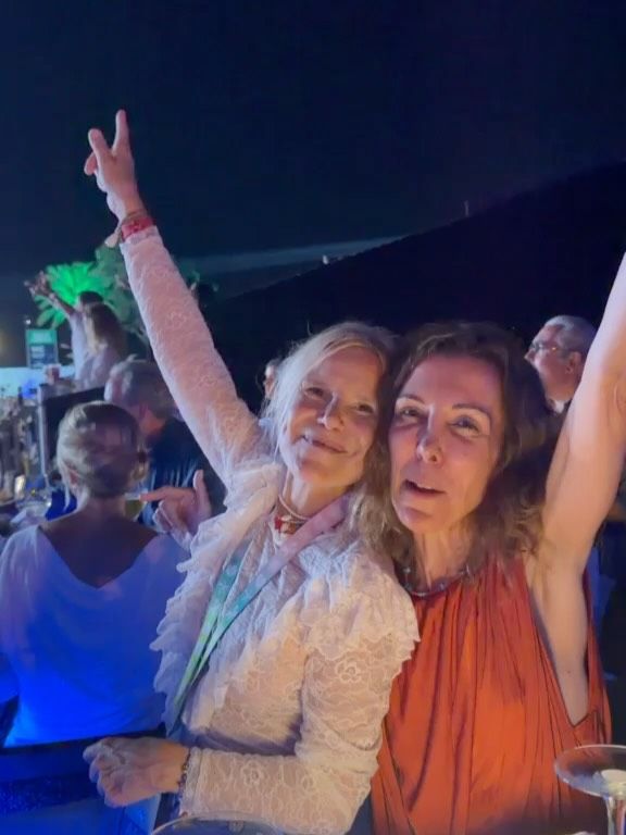 Eugenia Martínez de Irujo junto a una de sus amigas en el concierto de Hombres G