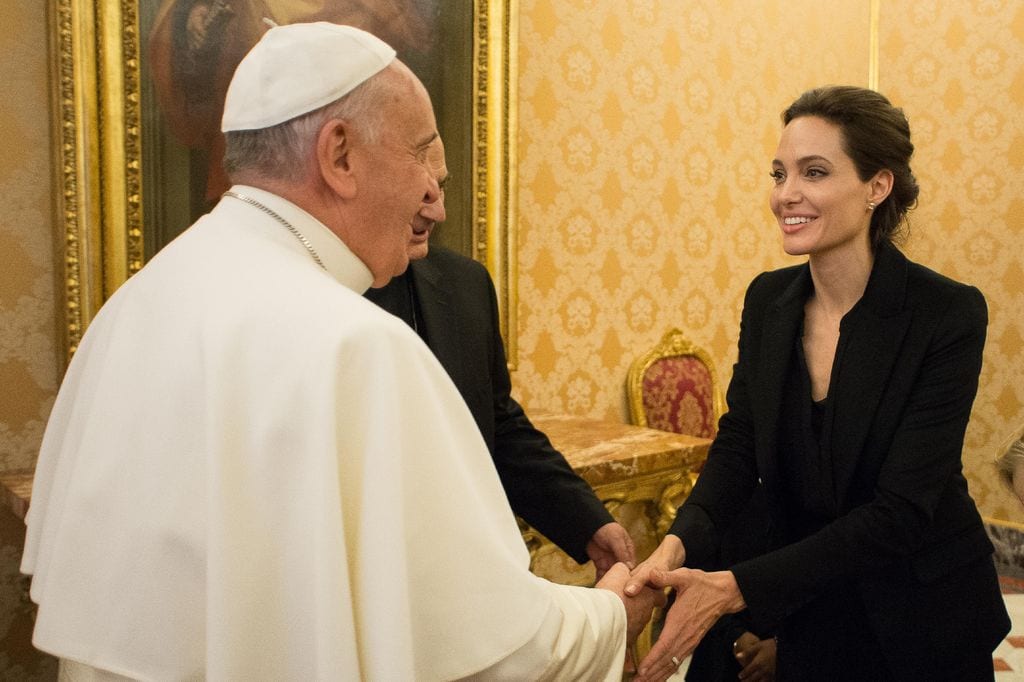 En 2015, el Papa recibió a Angelina Jolie en el Vaticano. La actriz estrechó la mano del pontífice con una gran sonrisa.