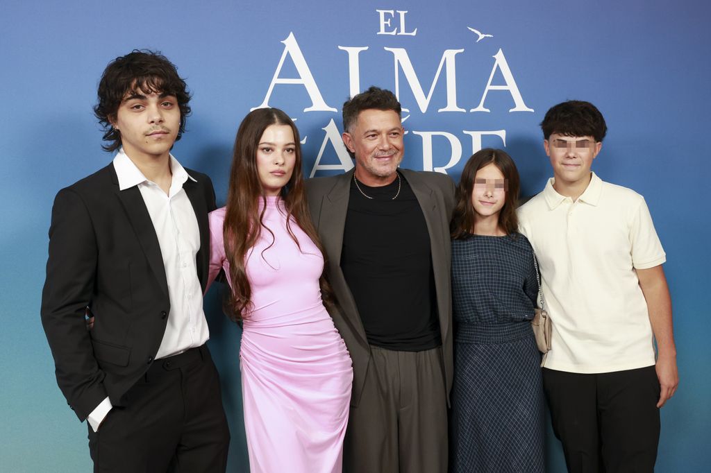 Alejandro Sanz, con sus cuatro hijos