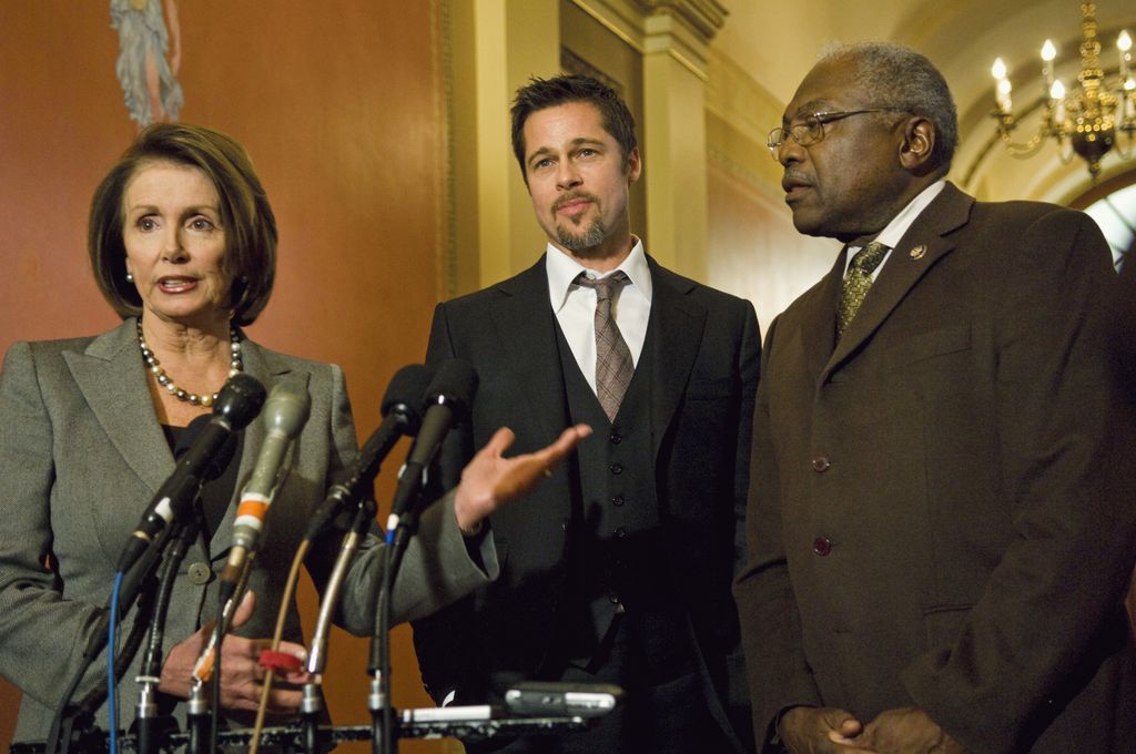 Brad Pitt junto a la presidenta de la Cámara, Nancy Pelosi, y al líder de la mayoría, James E. Clyburn, en una conferencia de prensa sobre Make It Right en 2007 