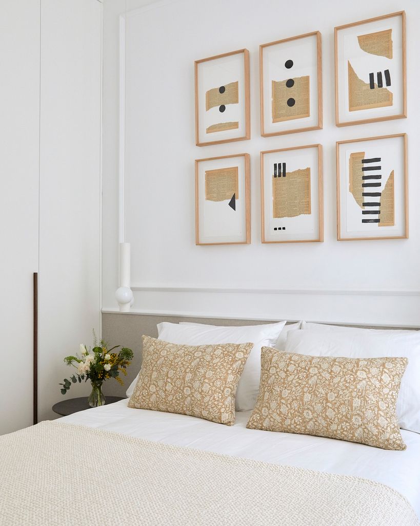 Dormitorio con paredes y ropa de cama blancas