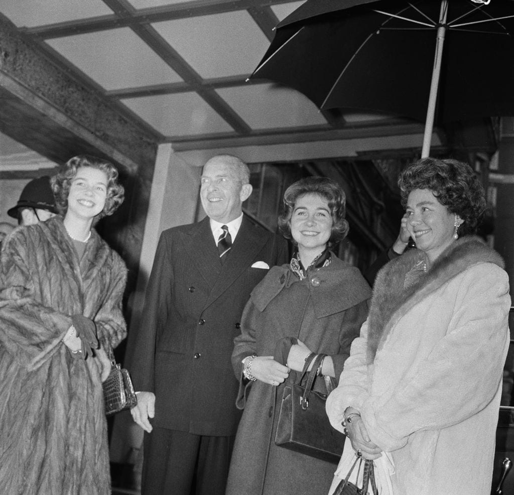La reina Sofía, entonces princesa de Grecia, con sus padres, los reyes Pablo y Federica de Grecia en una imagen tomada en 1961