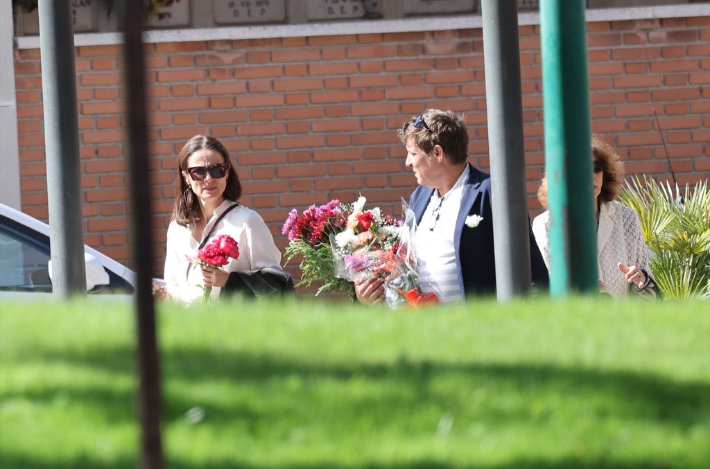 La intérprete, arropada por su familia en el último adiós a su madre