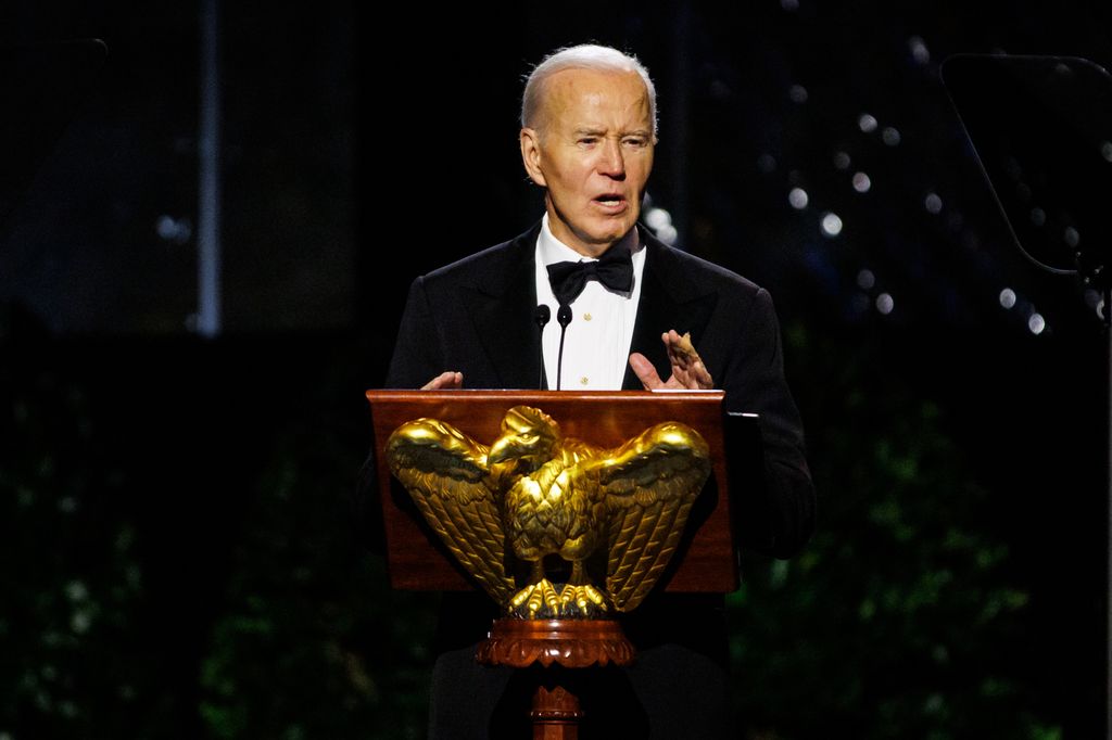 Plano medio de Joe Biden dando un discurso en una cena en la Casa Blanca