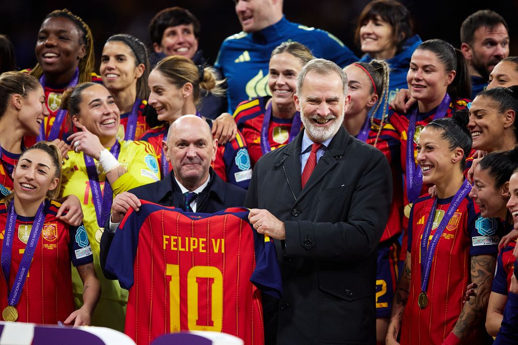 Las chicas de La Roja le han regalado al Rey una camiseta de la Selección