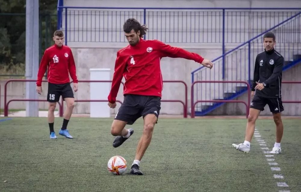 Plano entero de Miguel Ledo en un partido de fútbol con el SD Logroñés