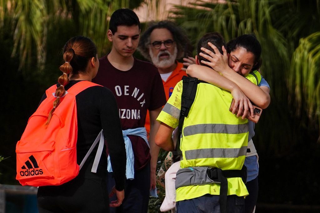 Personas abrazándose mostrándose apoyo por la DANA
