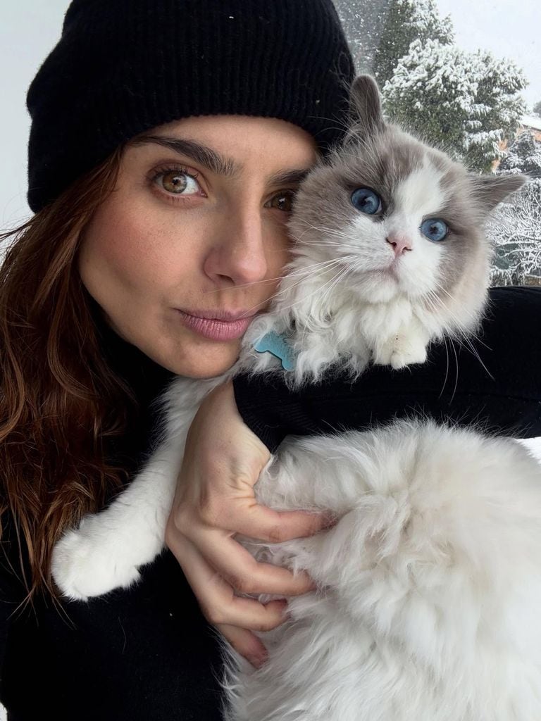 Michelle también posó junto a su adorable mascota.