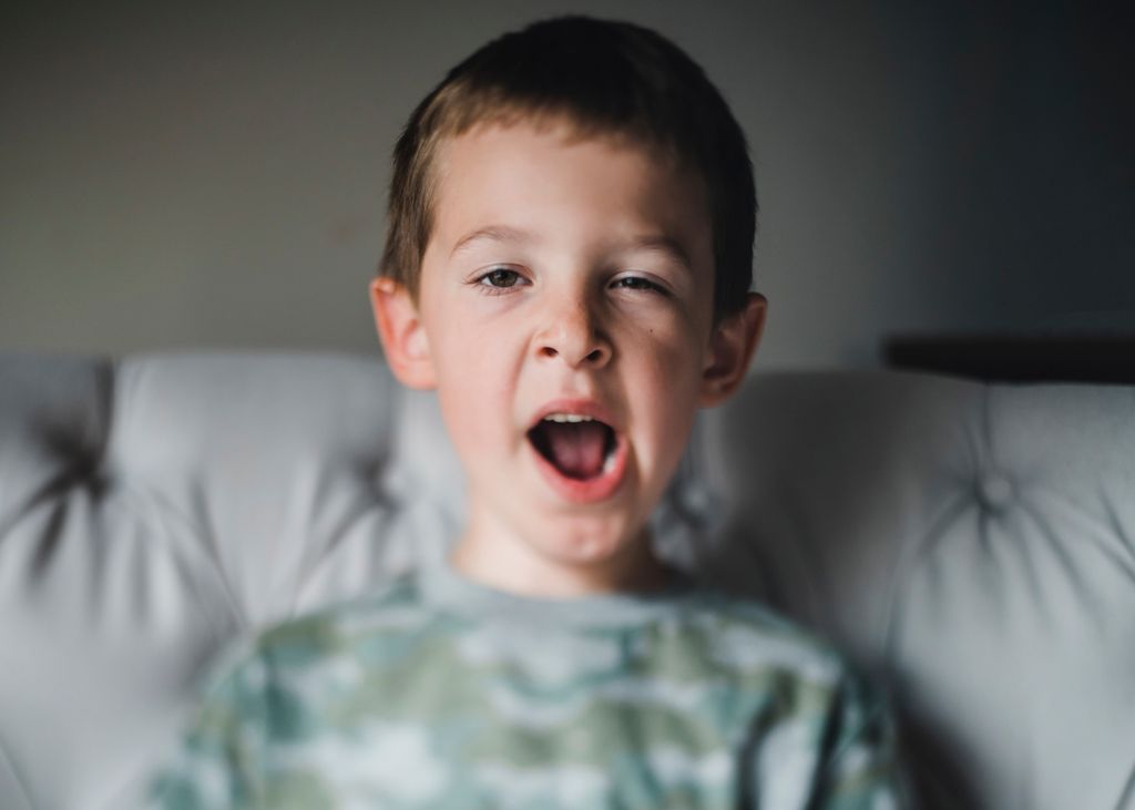 Niño bostezando por sueño