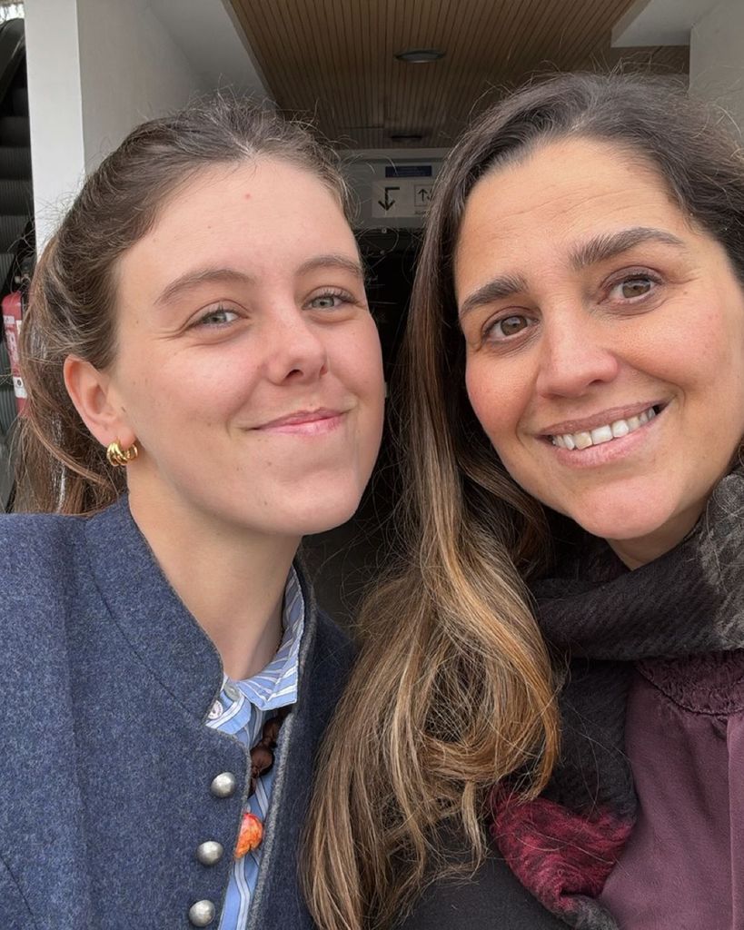Manuela, junto a una amiga
