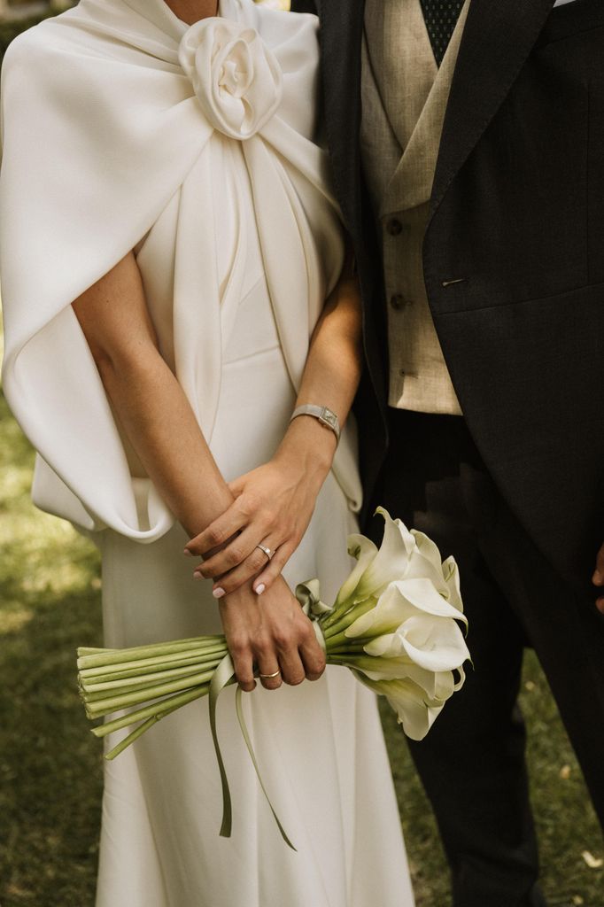 Vestido de novia con capa