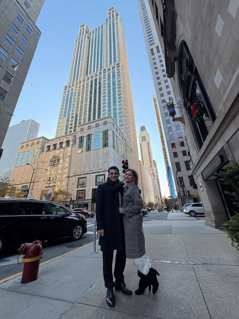 Elizabeth Álvarez y Jorge Salina, en Nueva York celebrando sus 14 años de matrimonio.