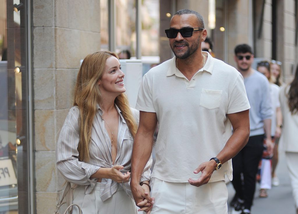 Alejandra Onieva y Jesse Williams el 4 de septiembre de 2025 en Milán, Italia