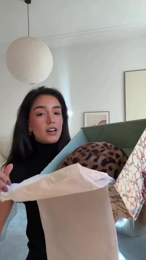 Ale 'heredó' una estilosa boina de animal print que su madre usó años atrás.