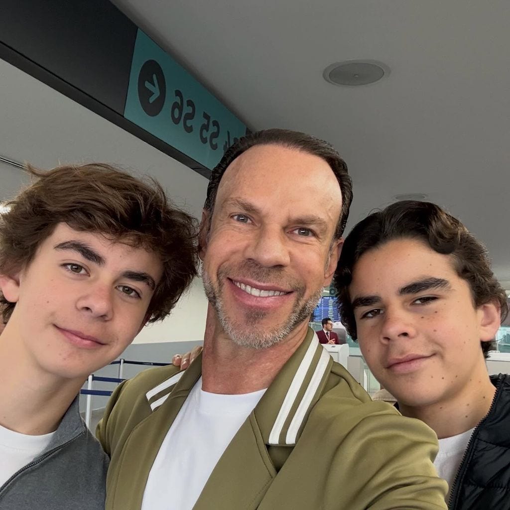 Zague posó sonriente con sus hijos desde el aeropuerto