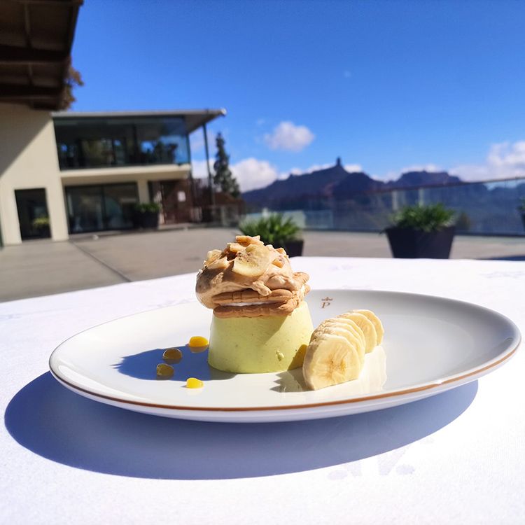 Parador de Cruz de Tejeda con Semifrío de plátano de Canarias, dulce de leche y galletas de bandama, plato de la cocina canaria